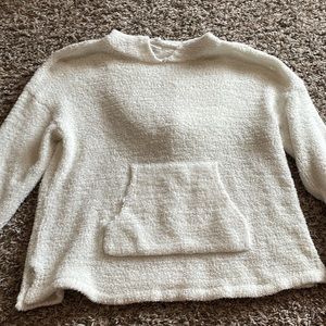 White sweater with hood and pockets. Size: S